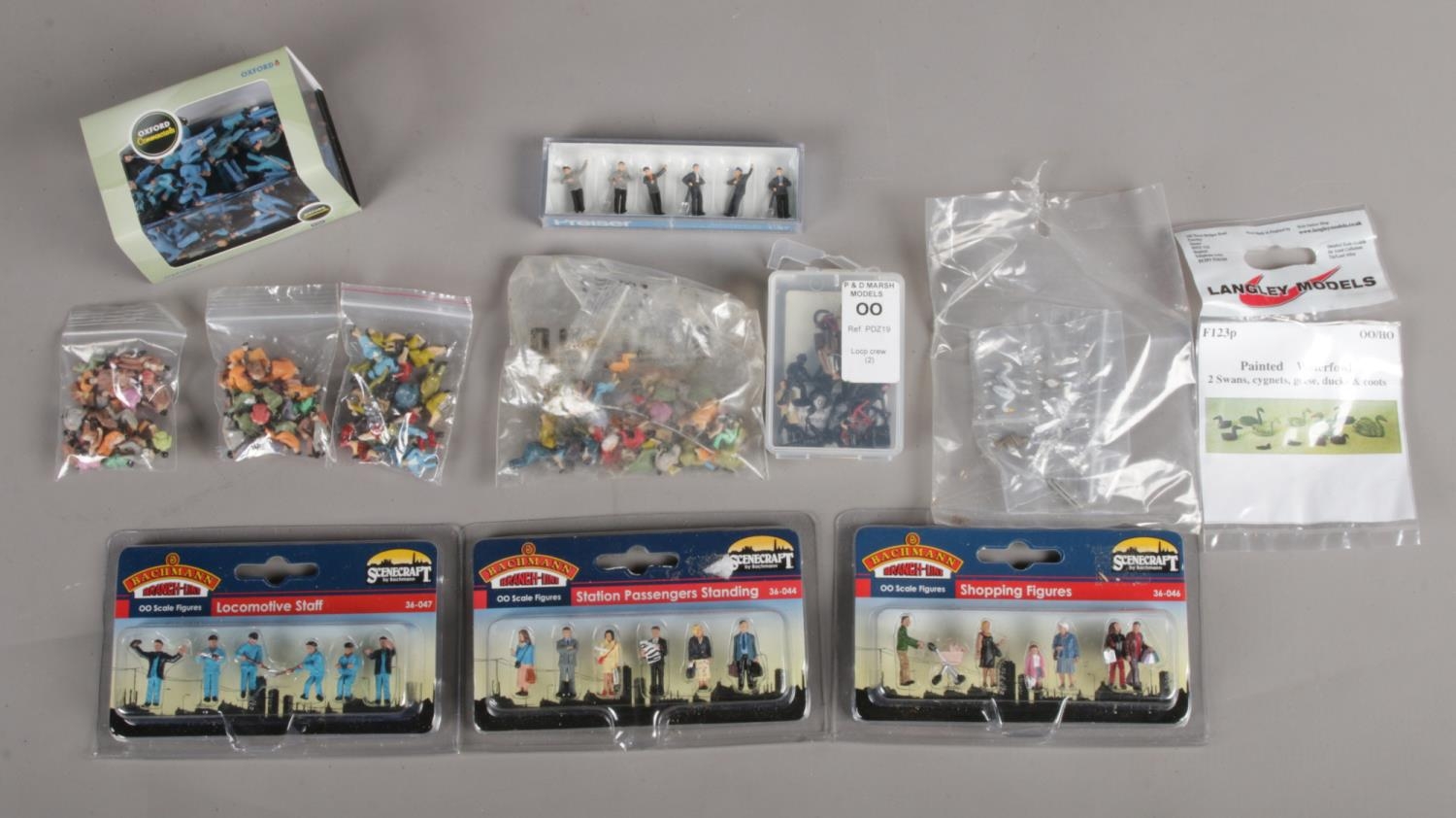 A box of assorted 00 gauge carriages and boxed figures etc. To include seven carriage (Hornby, - Image 2 of 2