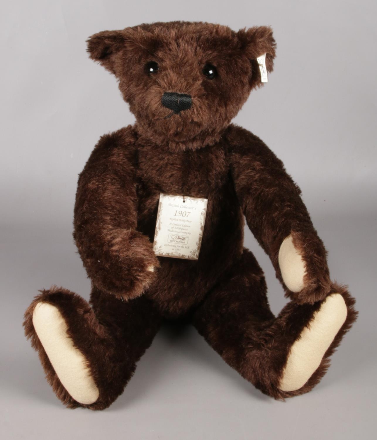 A Steiff 1907 replica limited edition teddy bear, 1734/3000 worldwide, produced 1992 with button