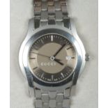 A gents Gucci 5500 XL stainless steel quartz bracelet watch. In Gucci box. Running.