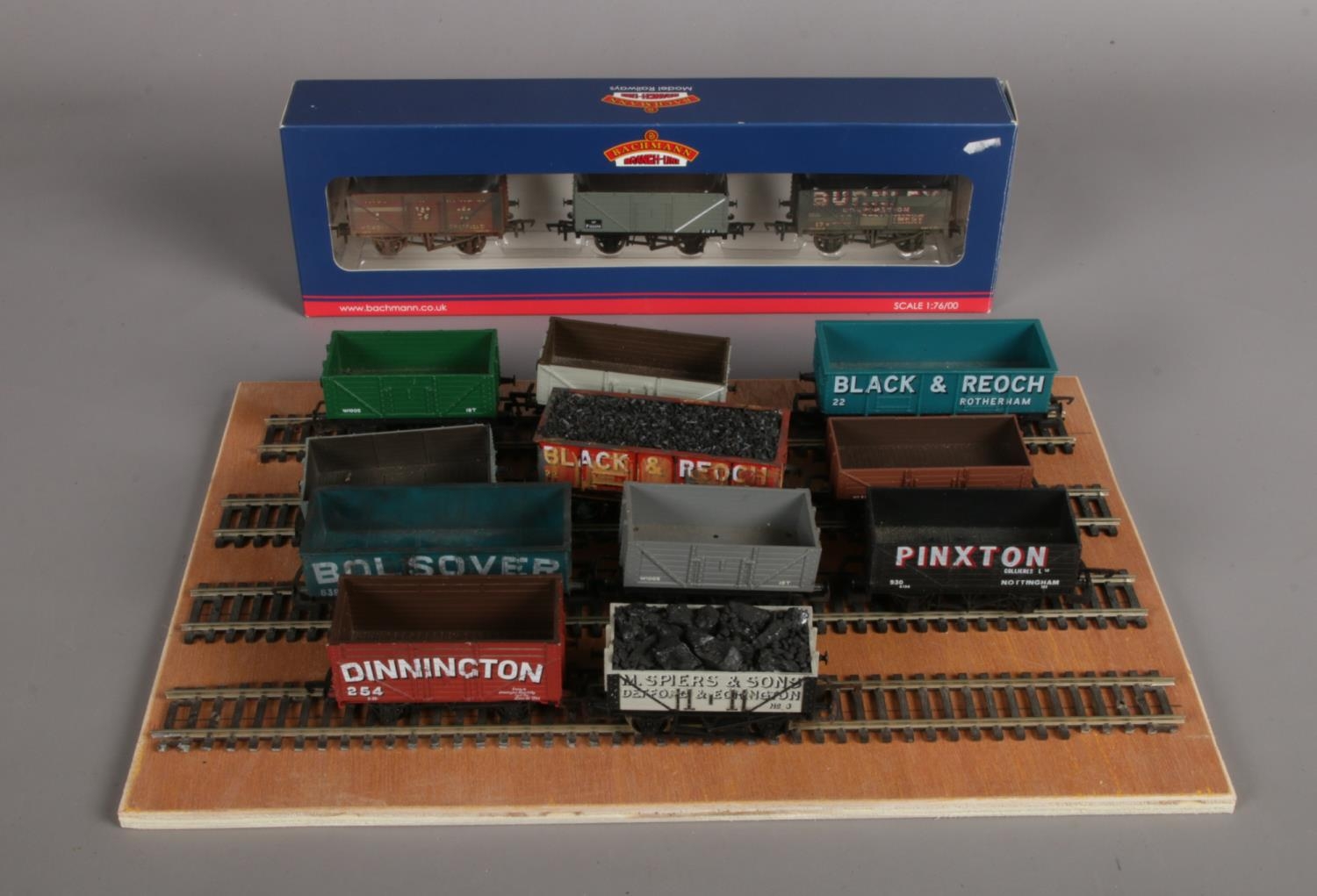 A collection of assorted 00 gauge wagons and rolling stock. To include Hornby & a boxed Bachmann set - Image 2 of 2