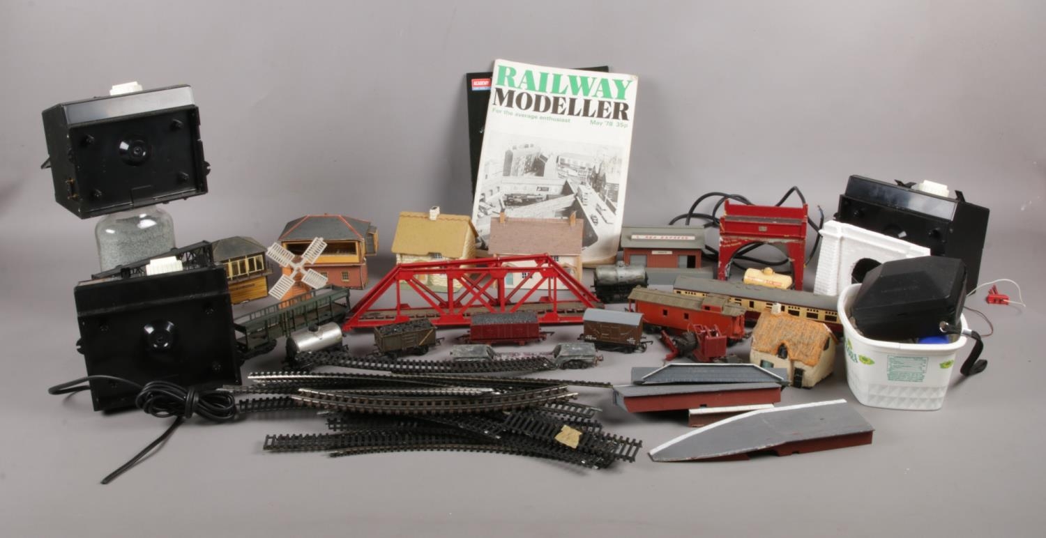 A box of assorted model railway parts. To include Tri-ang restaurant car, three Hornby 900 power