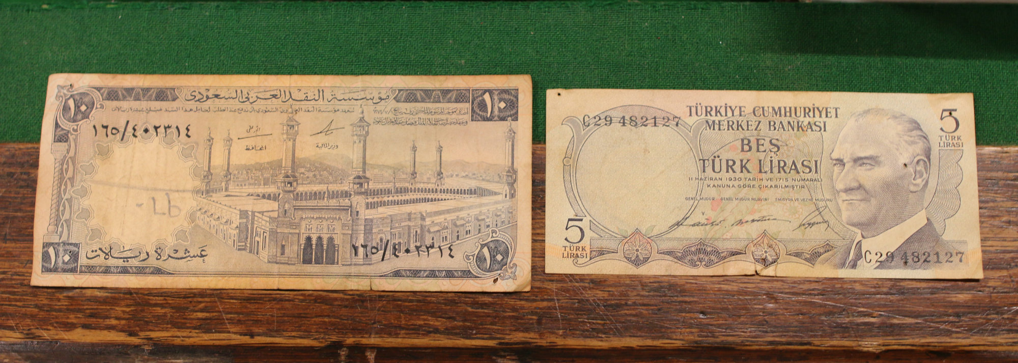 A collection of vintage world bank notes. Lire, Yuan, Francs, dollars etc - Image 3 of 4