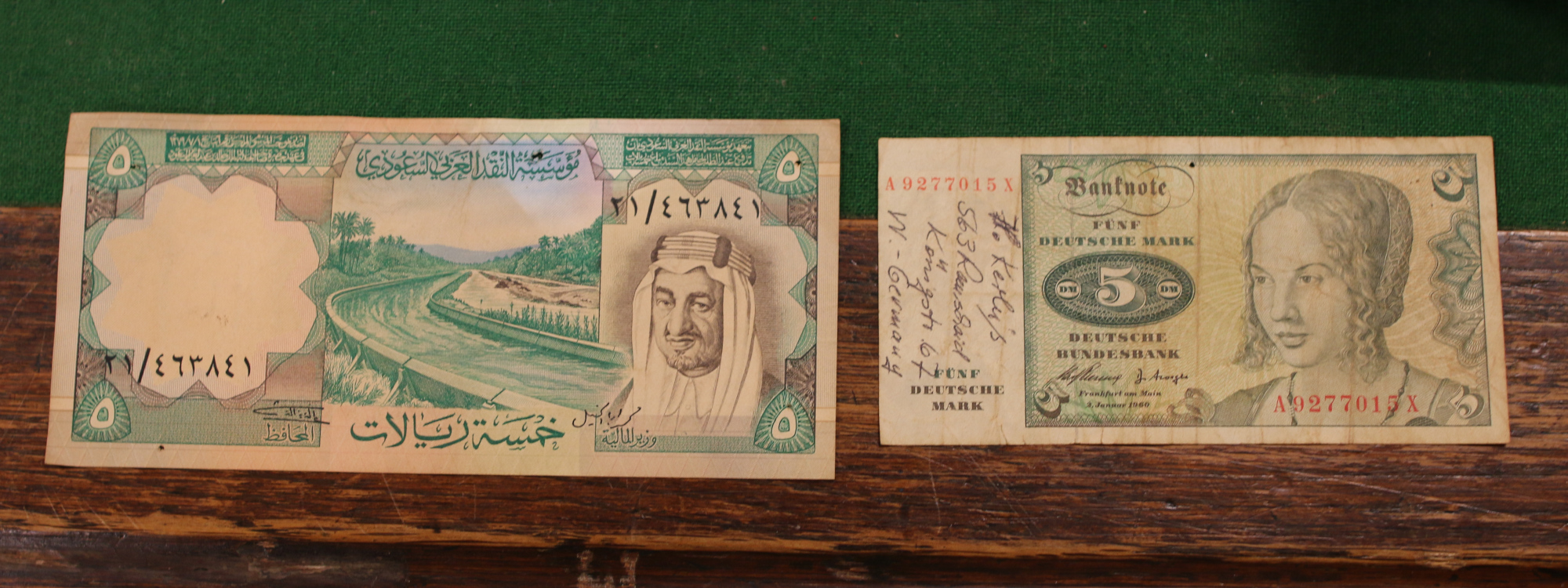 A collection of vintage world bank notes. Lire, Yuan, Francs, dollars etc - Image 2 of 4