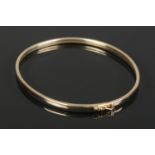 A .333 gold bangle, with hinged clasp. Stamped on inside of bangle. Total weight: 2.48g.