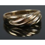 A 9ct Gold ring, with twisted decoration. Stamped 375. Size K. Total weight: 2.59g