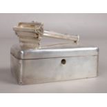 A Sampson Mordan & Co Silver box with white metal razor inside. Assayed in Chester 1911. H: 4cm W: