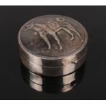 A small silver snuff box, depicting a wolf to the lid. Stamped 925 to the base. Total weight: 14g