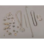 A quantity of silver & white metal jewellery. Necklaces, bracelet, pendants etc