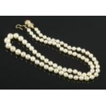 A graduated cultured pearl necklace with 9ct gold clasp. L: 23cm. Stamped 375.
