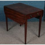 A mahogany pembroke table raised of tapering lags. (71cm x 84cm x 51cn)