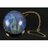 A 9ct gold pin brooch with a marble effect stone centre piece. W: 2.3cm. Total weight 9.32g.