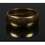 An 18ct gold wedding band. Size N. 4.98g.