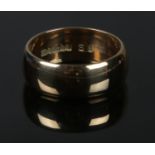 A 9ct gold wedding band. Size R. 8.07g.