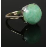 A 9ct Gold ring, with large polished jade coloured stone. Size O. Total weight: 2.88g