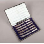 A cased set of silver handled butter knives. Assayed Sheffield 1915 by William Yates Ltd.