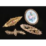 Four Victorian brooches. Includes two 9ct examples, enamelled example and Mizpah.