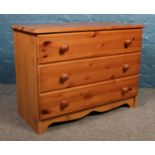 A modern pine chest of three drawers. H: 60cm W:81cm D: 38cm.