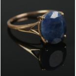 A 9ct gold sapphire ring. Size S. 2.95g.