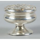 An Edwardian silver pot pourri holder assayed Birmingham 1909. 140g. Minor denting to lid.
