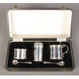 A cased silver cruet set. Assayed Birmingham 1978 by J B Chatterley & Sons Ltd. 202g silver weight.