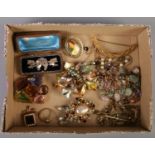 A tray of vintage of costume jewellery. Includes sweetheart brooch, swivel fob, Albert chain etc.