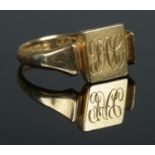 An 18ct Gold Men's Signet ring, with square head featuring monogrammed initials (FAC). Size P. Total