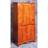 TOP QUALITY! RICHARDSONS flamed Honduras mahogany handmade Cocktail cabinet ( in one piece) -