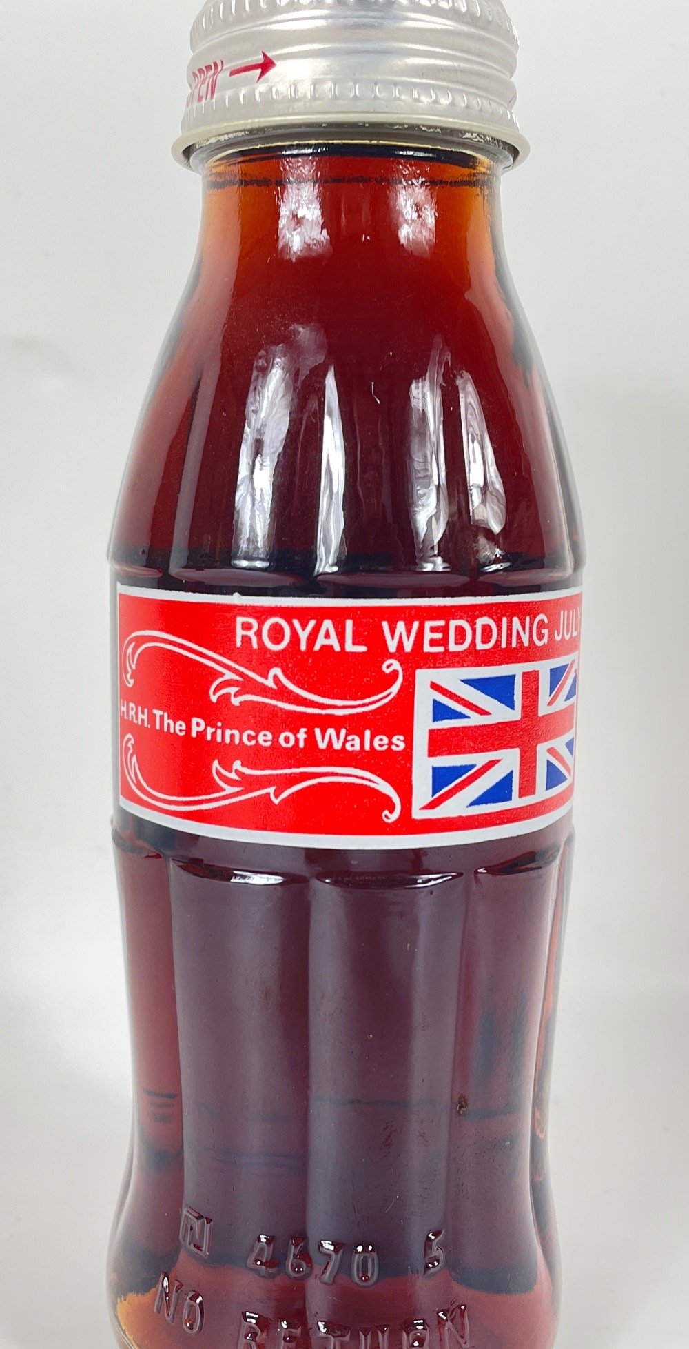 COCA-COLA - not one but two unopened souvenir 250ml bottles celebrating the royal wedding in 1981 - Bild 2 aus 3