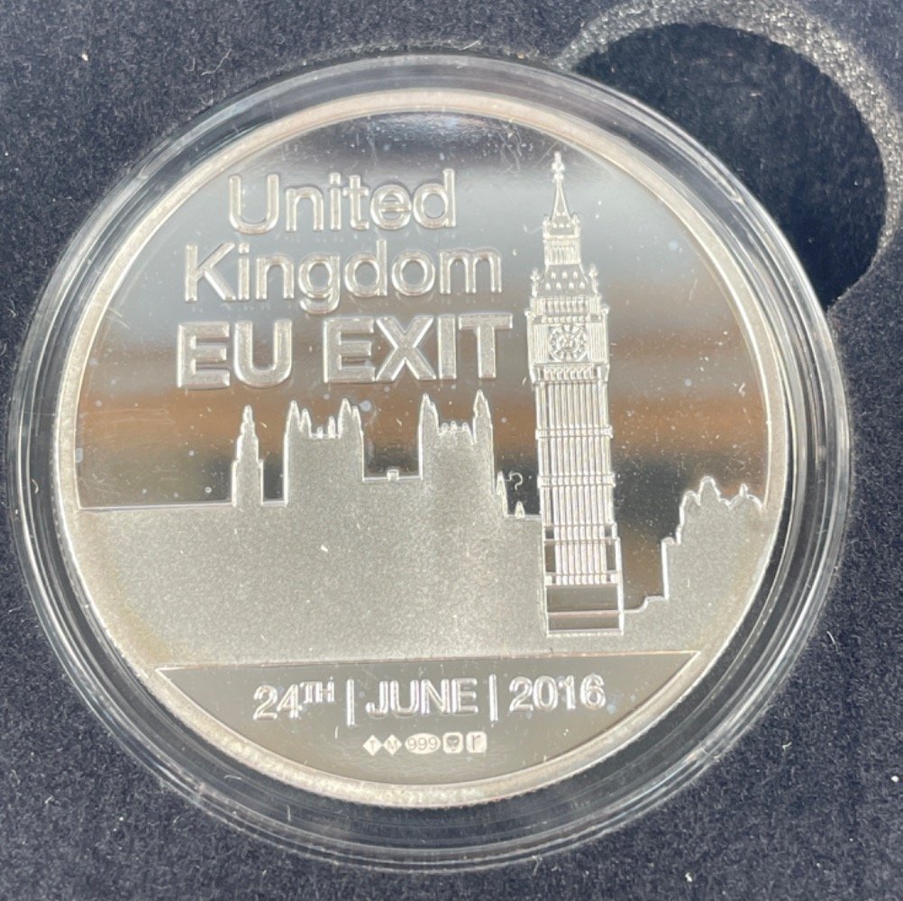 A Brexit silver 1oz commemorative coin, a 2013 $20 fine silver autumn bliss, 2015 $20 fine silver - Image 3 of 20