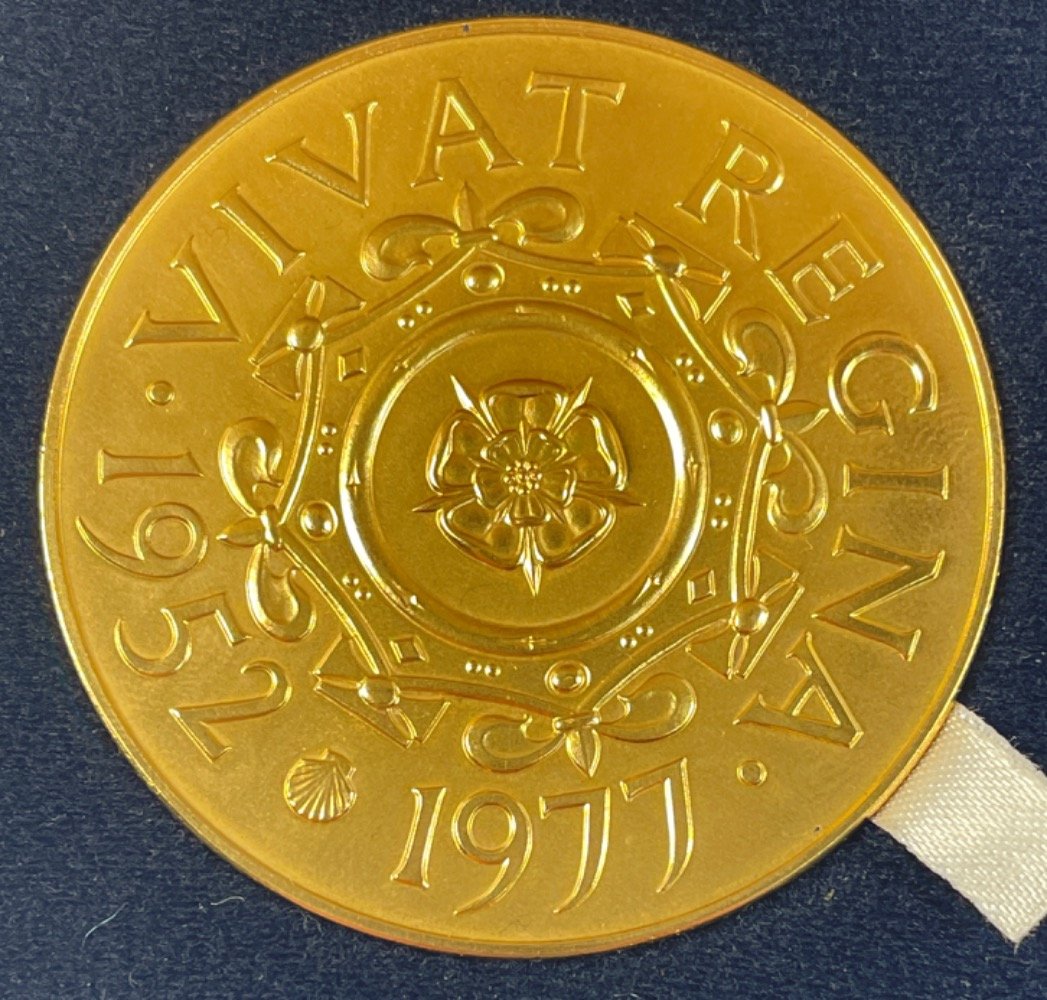 A Silver Jubilee Queen Elizabeth 1952- 1977 Commemorative gold plated coin within its original - Image 3 of 3