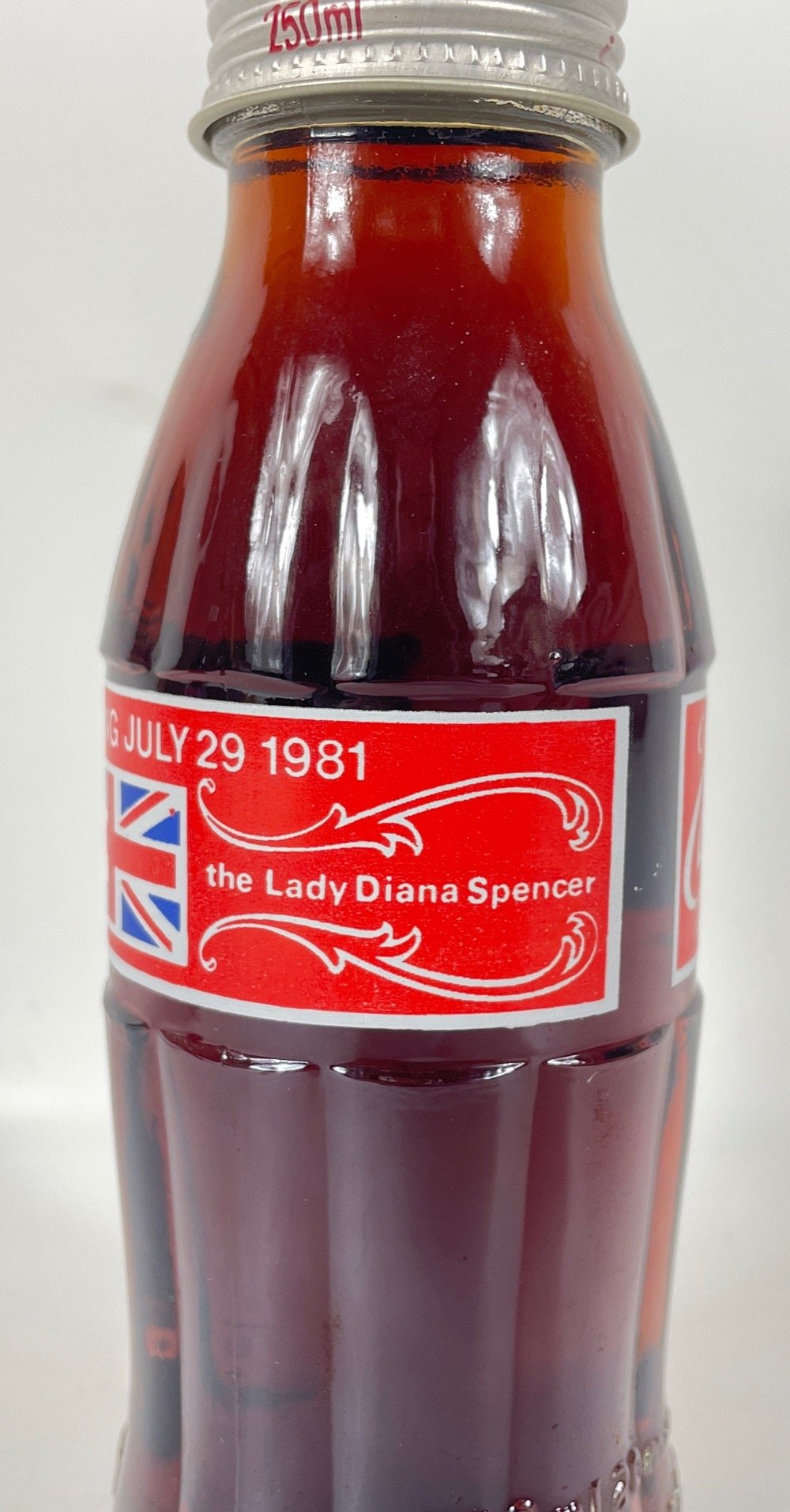 COCA-COLA - not one but two unopened souvenir 250ml bottles celebrating the royal wedding in 1981 - Bild 3 aus 3