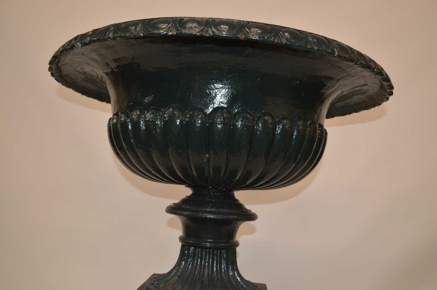 Late 19th-century cast iron garden urn - Image 3 of 3