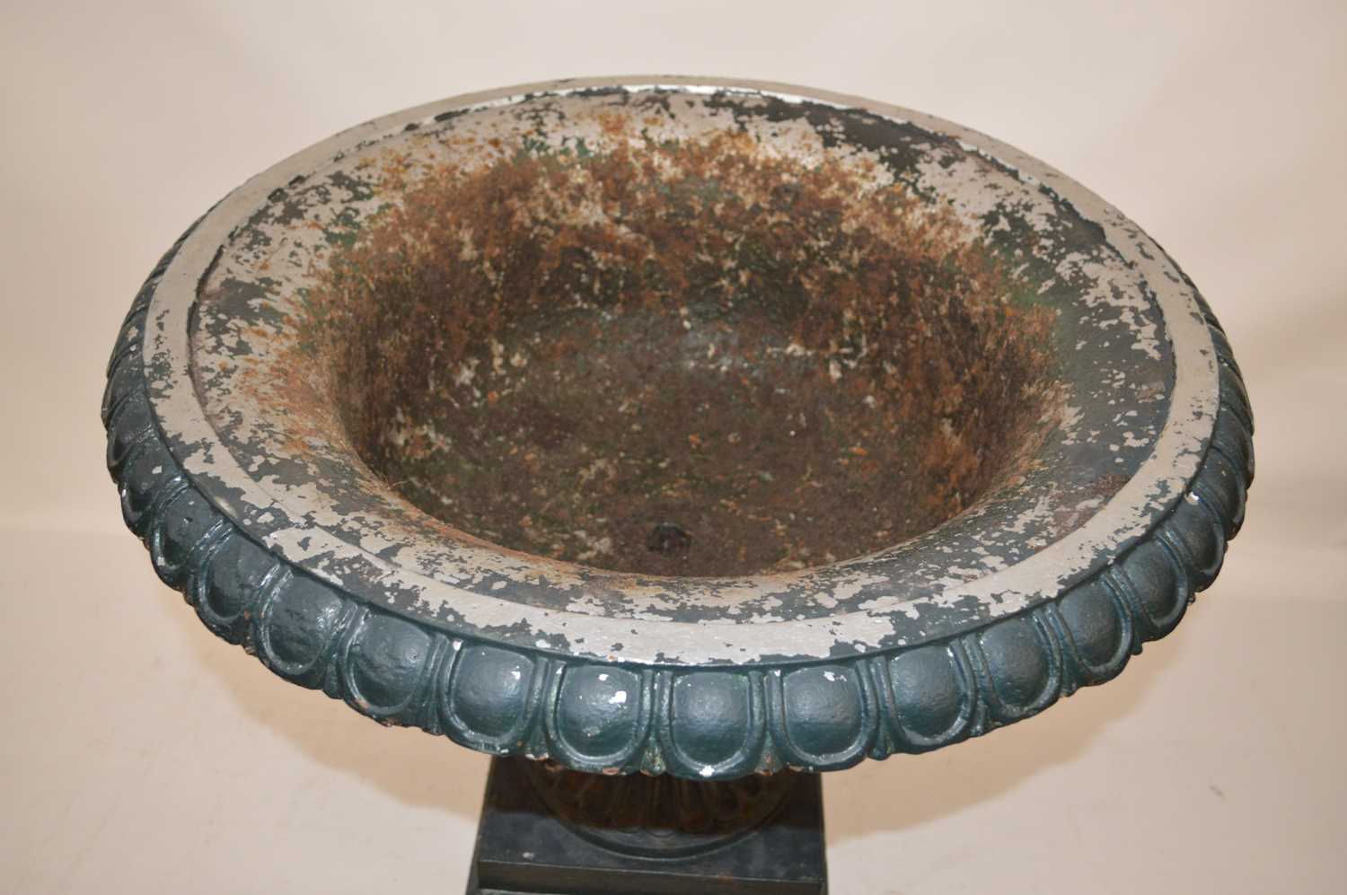 Late 19th-century cast iron garden urn - Image 2 of 3