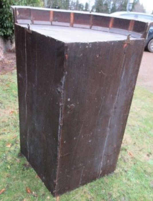 A Georgian oak bow front corner cupboard, the doors having inlaid decoration, opening to reveal - Image 4 of 5