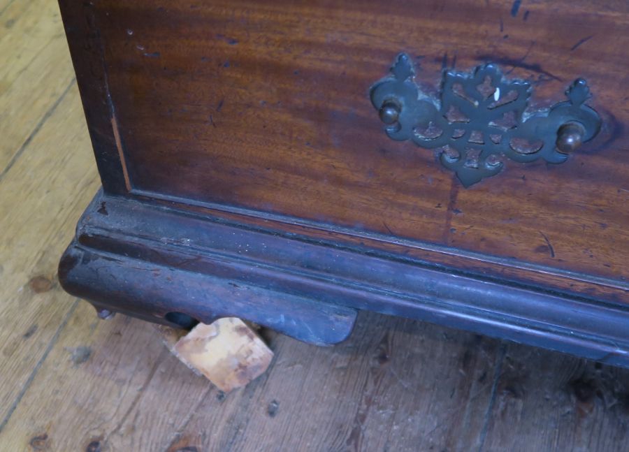 A Georgian mahogany bureau, the fall flap opening to reveal a shaped interior with drawers and - Image 2 of 4