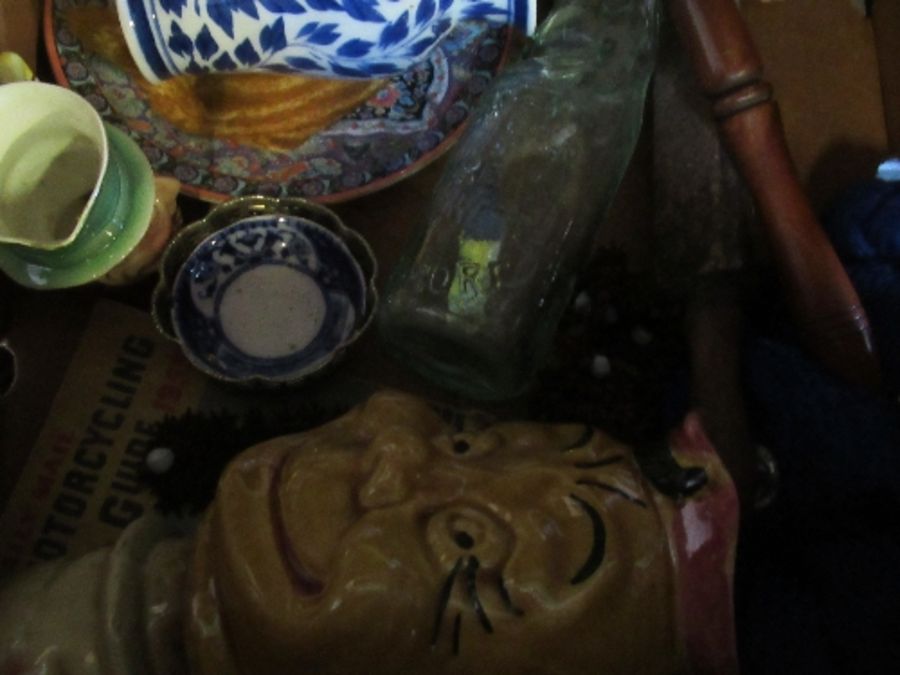 A box of assorted sundries, to include frames, vases, figures, etc. - Image 2 of 2