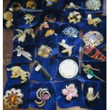 A quantity of costume jewellery brooches