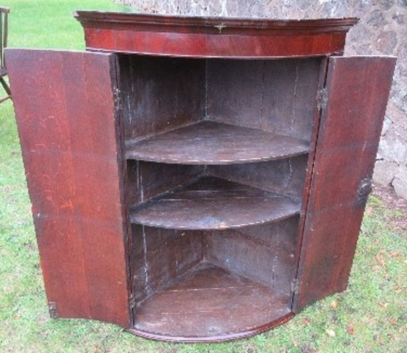 A Georgian oak bow front corner cupboard, the doors having inlaid decoration, opening to reveal - Image 5 of 5