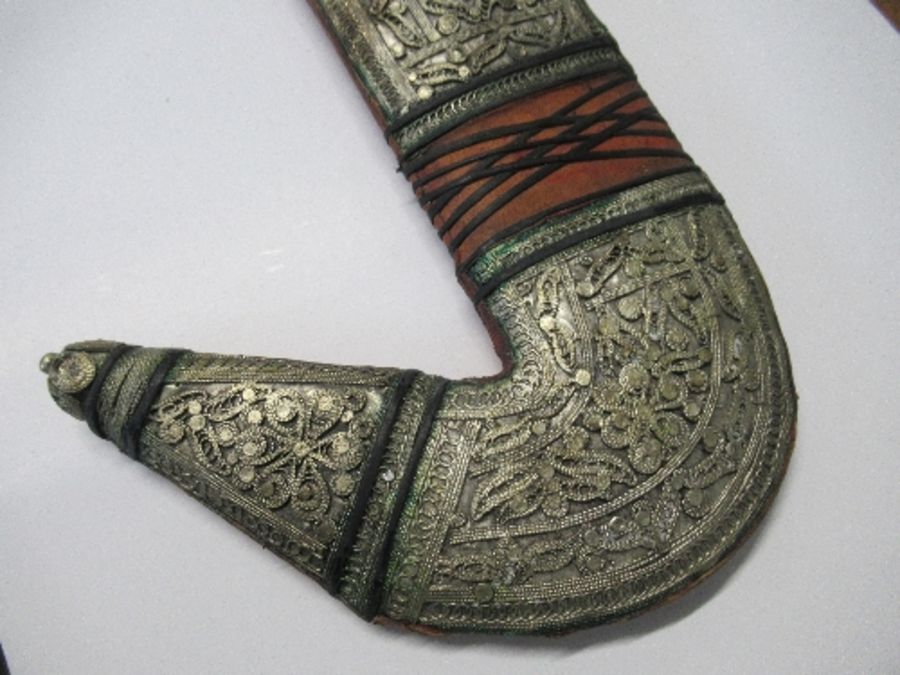 An Arabic Jambiya dagger, with horn handle inset with coins, and white metal scabbard - Image 3 of 11