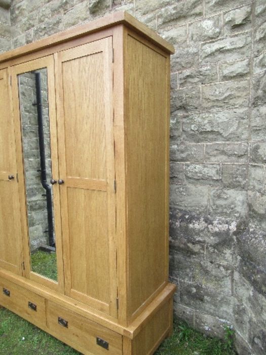 A modern oak mirror door wardrobe, width 59ins, depth 21ins, height 80ins, with British Design - Image 4 of 6