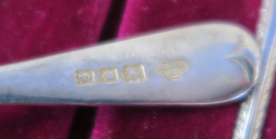 A cased set of six hallmarked silver tea spoons, together with sugar tongs, with feather edge - Image 2 of 4