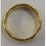 A 22ct gold wedding band, weight 6.2g