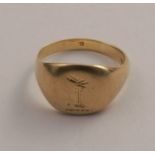 A gold signet ring, engraved with a crest, weight 7g