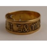 A gold ring, decorated with signs of the zodiac, af, weight 1.9g