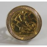 An Edward VII 1913 Gold Sovereign Ring in a 9ct setting, size O, 9.7g