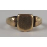 An Antique 9ct Gold Shiled Head Ring, Birmingham 1901, maker CG, size O, 3.8g