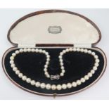 A 17" Graduated Cultured Pearl Single Strand Necklace with diamond clasp, largest pearl c. 9mm, 31.