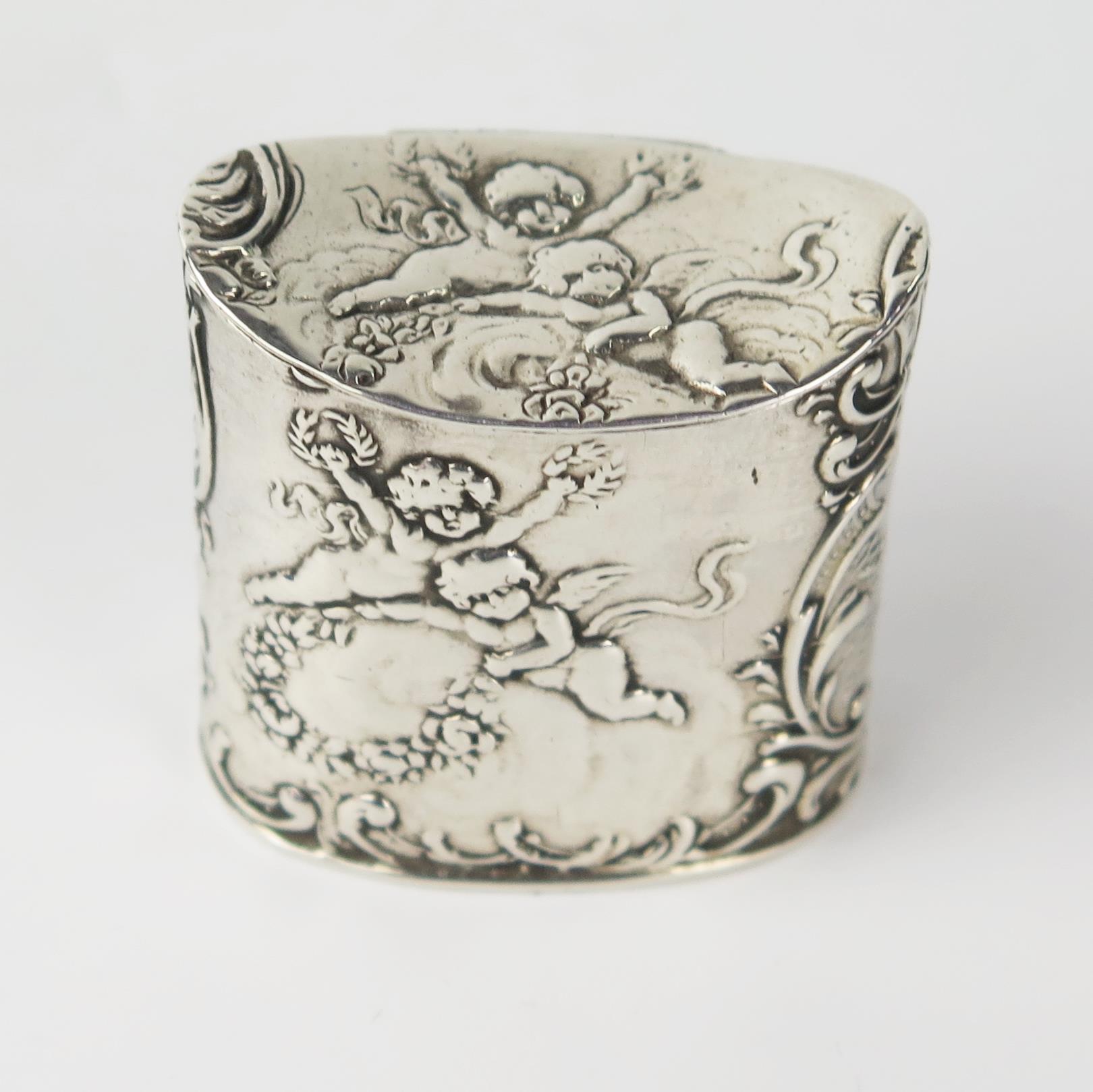 Small Dutch Silver Hinged Box decorated with putti, 36mm high, 30g - Image 2 of 3