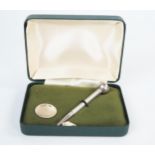 Golf interest, a cased silver T and marker, Birmingham 1977, maker D S, in a green leathered case.