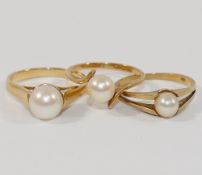 A 9 carat gold cultured pearl set ring, London 1984,